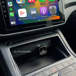 AutoPanel Link adaptador CarPlay wireless adapter instalado en la consola de auto moderno - activa CarPlay inalámbrico en pantalla original